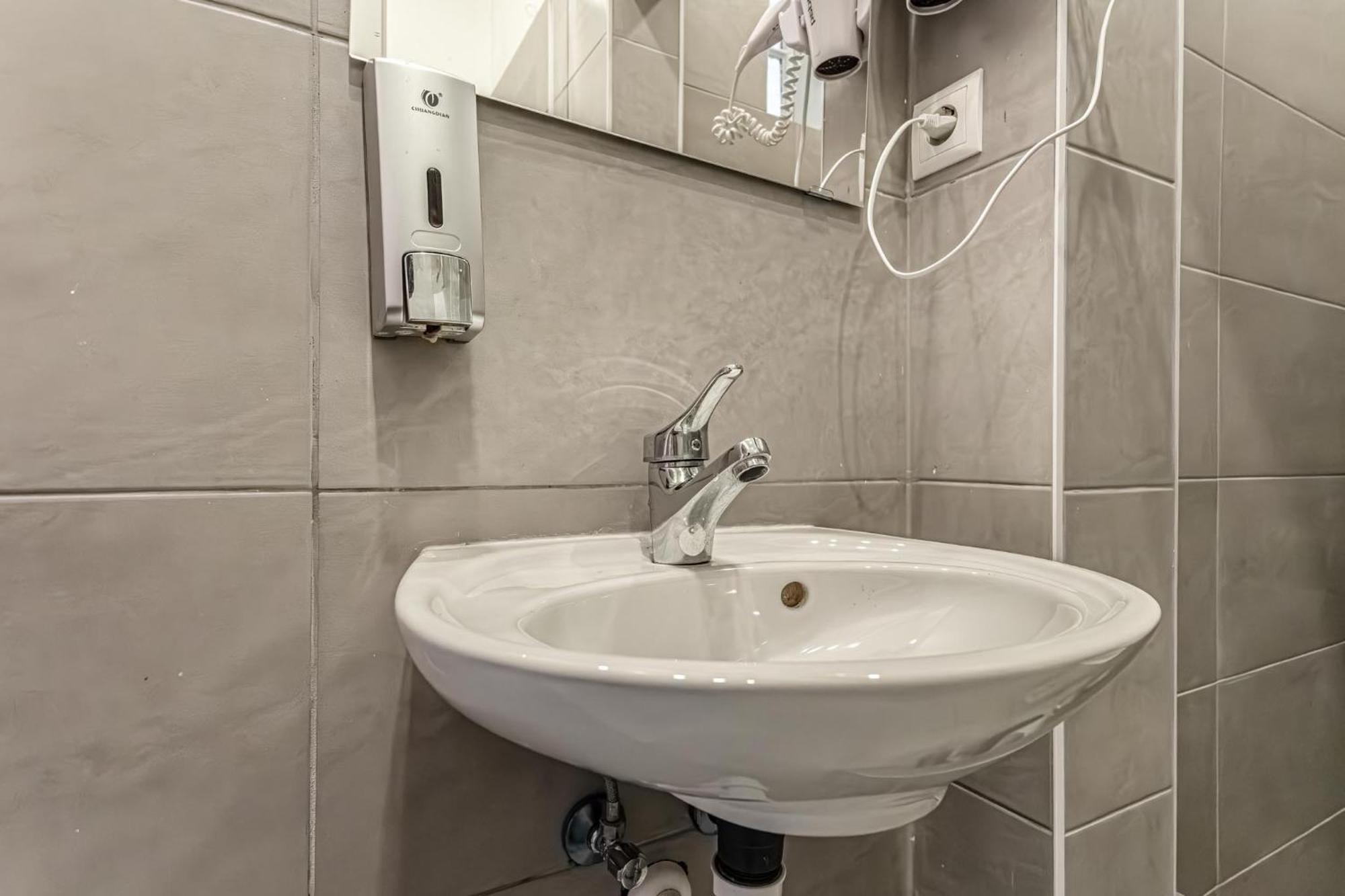 Gorgeous 1br Near Akh Hospital Apartament Viena